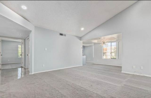 Beautiful Scottsdale Condo with Pool Views! Gallery 4