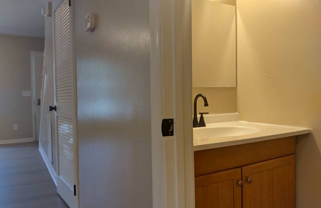 Spacious 2bd/1.5ba townhome photos photos