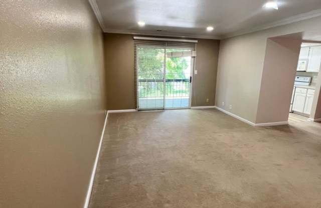Comfortable 2-Bedroom Condo with Pool & Tennis Courts Gallery 4