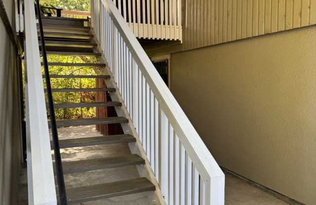2 bedroom 1 bathroom upstairs condo $250.00 MOVE-IN SPECIAL Gallery 3