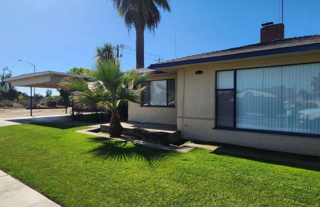 Large 3/3 Single-Family Home With Giant Yard photos photos