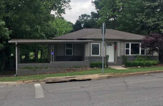 3 Bedroom House With HUGE Yard! photos photos