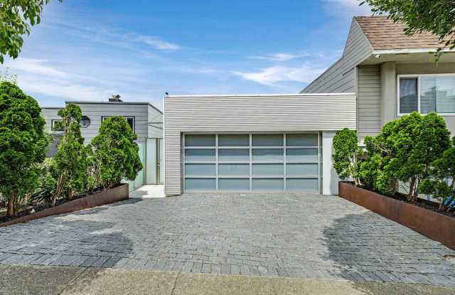 Rare Golden Gate Heights home with stunning views, 3 decks, big yard and hot tub! Gallery 3