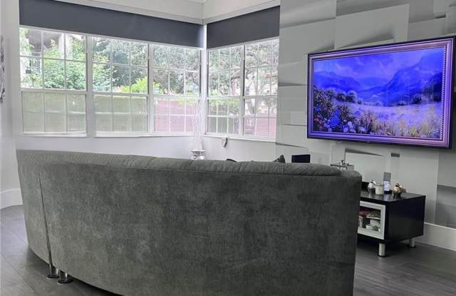 1371 Bayview Circle Gallery 3
