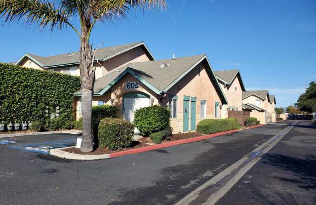 Los Pinos Court photos photos