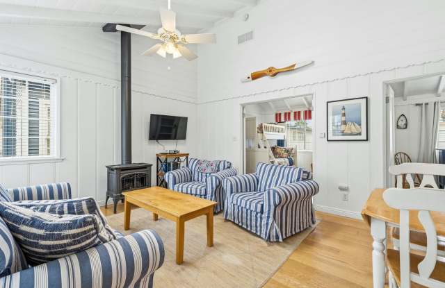 Balboa Island Coastal Charm Retreat Gallery 3