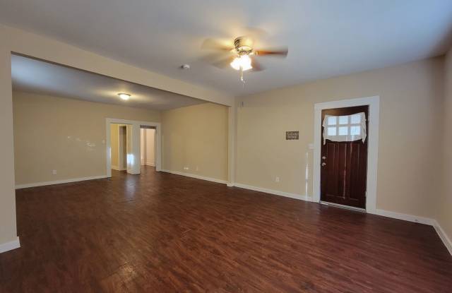 Completely Remodeled 3BR/2BA Home So Close to Amazing Downtown Gallery 3