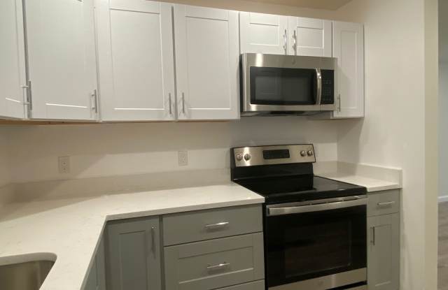 Nicely renovated 2 bedroom unit near the Green Line. photos photos