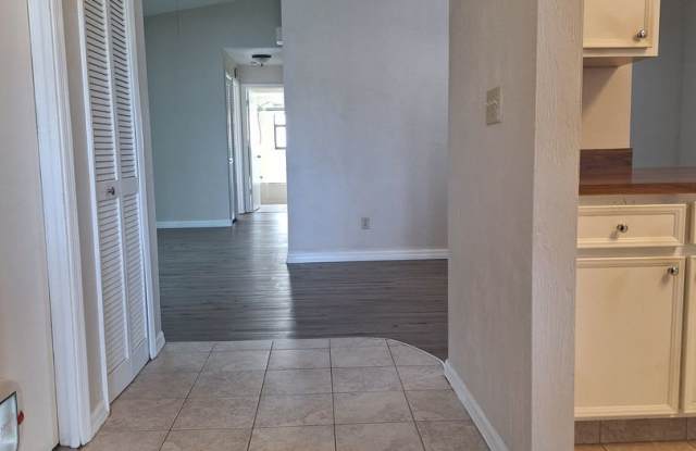 2BR 2BA 1 car garage Duplex with 2 porches Gallery 4