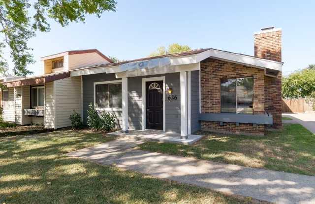 Cozy Single-story, Half-duplex Located In A Prime, Convenient Location! - 626 Hunters Glen Street, Lewisville, TX 75067