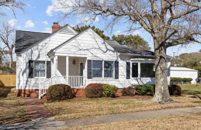 Semi Furnished 3 Bedroom Home in Morehead City - 2904 Evans Street, Morehead City, NC 28557