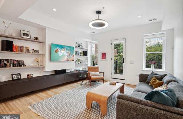 2242 ONTARIO Road NW unit: 3 photos photos