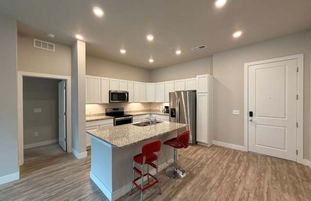 Beautifully updated 2‑bed, 2‑bath ground‑floor condo in Aurora, CO photos photos
