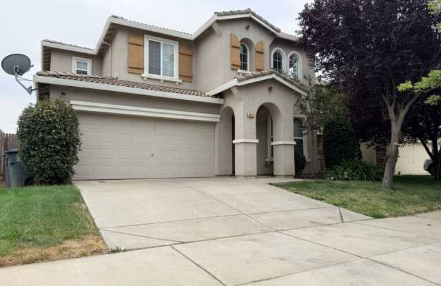 Spacious 3/2.5 ready to be called home!!!! Move in special! Half off first month's rent. Gallery 3