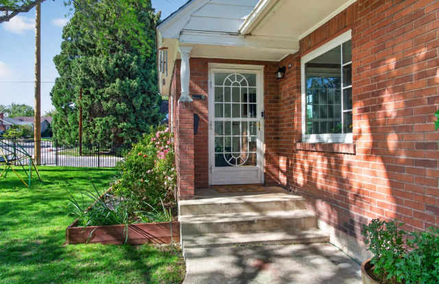 TIMELESS MIDTOWN CLASSIC WITH INCREDIBLE SPACE Gallery 3
