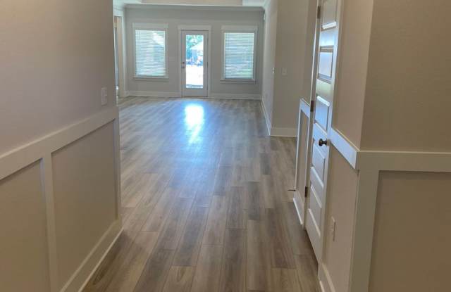 3 Bedroom/2 Bathroom with Office Minutes from Local Beach! Gallery 3