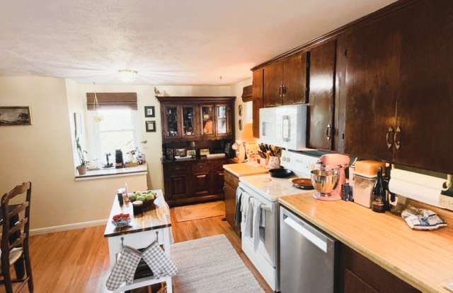 Cozy single family home just outside city limits Gallery 4