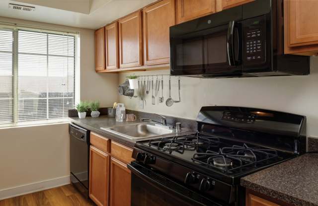 Foxchase Apartments Gallery 3