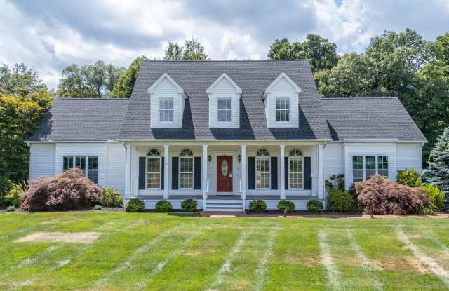 Charming Country Colonial on Cul-de-Sac, 4 Beds, 2.5 Baths photos photos