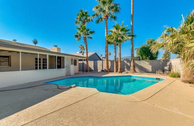 AMAZING TEMPE LOCATION W/ AZ ROOM, OFFICE/STUDY  DIVING POOL ON OVERSIZED LOT! photos photos