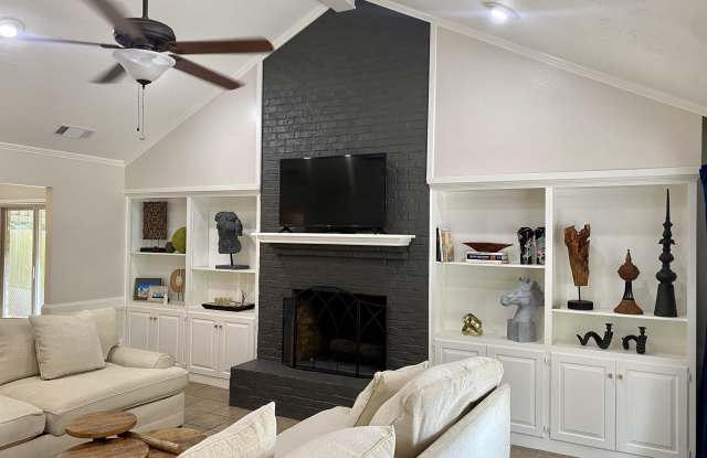 4805 Forestwood Gallery 1