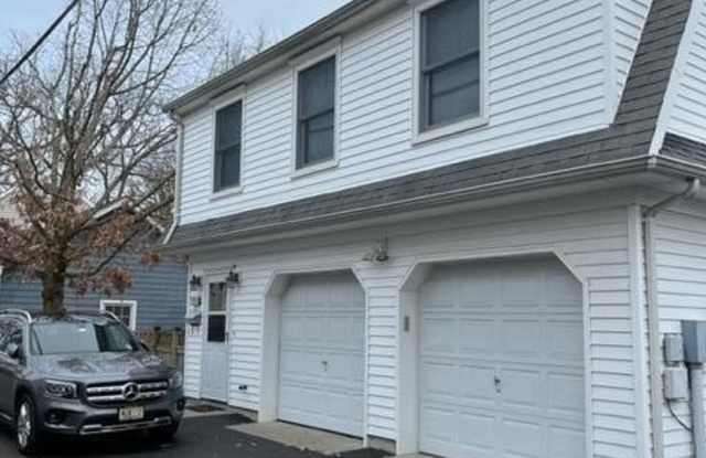 338 Norwood Lane Gallery 1