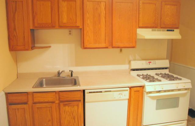 2 bedroom home in quiet area, wood floors, laundry, small yard, gas heat - 834 Bushkill Street, Easton, PA 18042