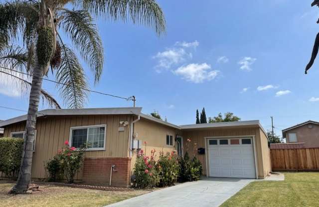 $3,490 / Stunning 4BR/3BA Family Home in Union City Gallery 1