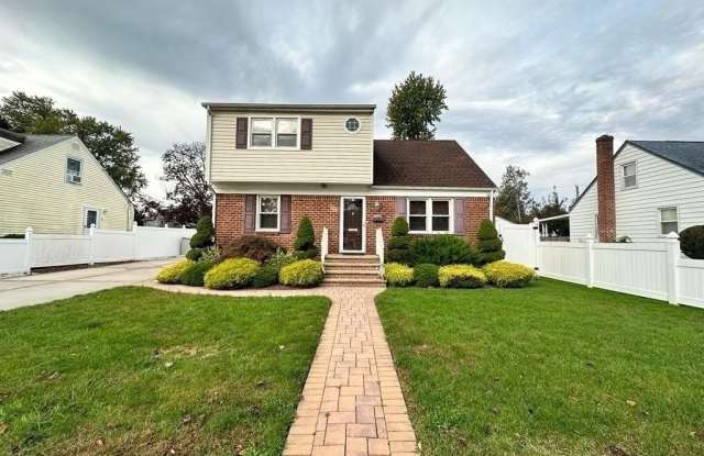 26 Linden Boulevard - 26 Linden Boulevard, Hicksville, NY 11801
