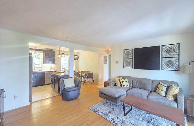 $1,950 - 2 Bed / 1 Bath Fully Furnished Condo in Secure Building in Rockwood/Manito Neighborhood Gallery 1