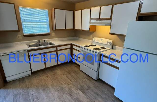 Spacious 3 bedroom unit with new flooring Gallery 3