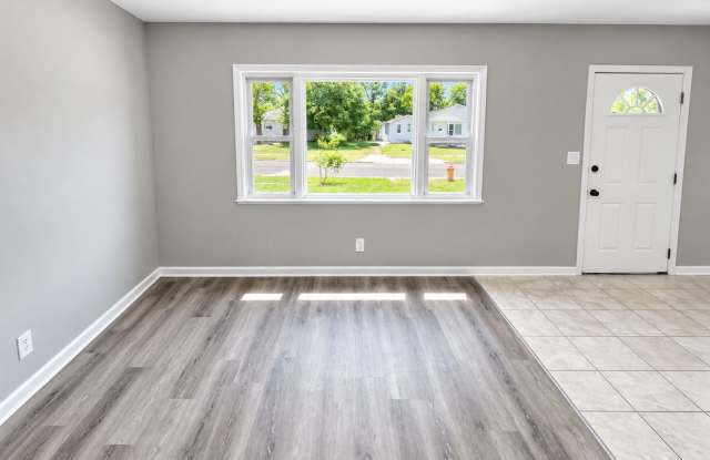 Beautifully Renovated 3BR Home with Modern Finishes & Spacious Yard Gallery 4
