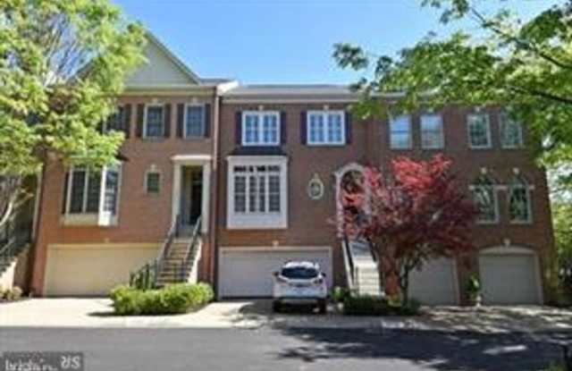 Beautiful Brick Townhouse w/ 2 Car Garage in Fairfax City close to Courthouse, Govt Center, GMU. photos photos