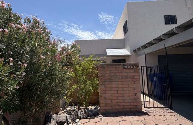 2825 North Adelaide Place Gallery 1