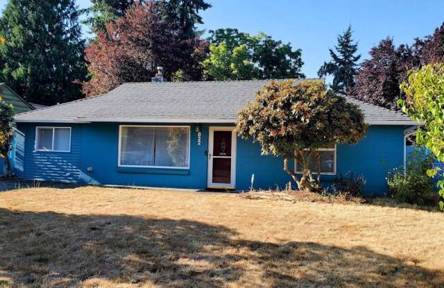 Bright Four‑Bedroom Home with Spacious Outdoor Area photos photos