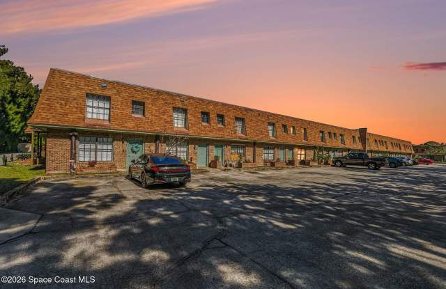 1300 Arlington Lane NE unit: 123 photos photos