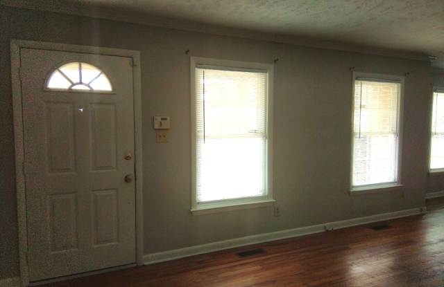 3 bedroom 2 bathroom in Lagrange!!  Hardwood floors! Minutes from Base! Gallery 3