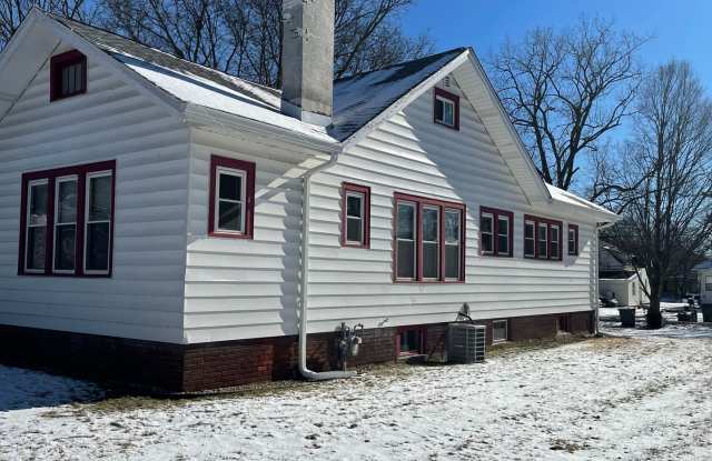 3 Bedroom 2 Bathroom on Campus! - 125 West Stadium Avenue, West Lafayette, IN 47906