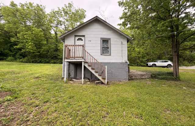 1B/1BA | Newly Renovated Studio | 1-Car Covered Parking | Gated backyard photos photos