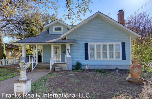 221 W Pearl Gallery 2