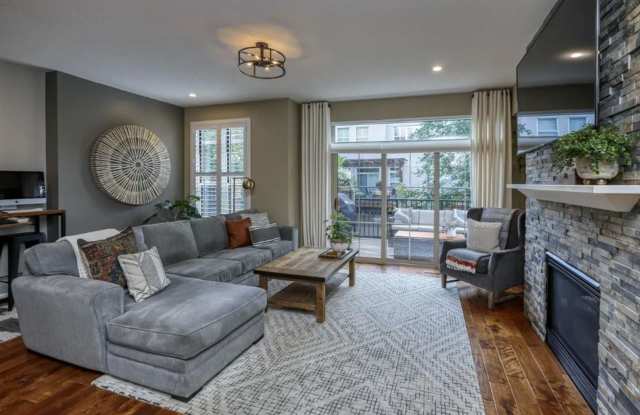 Rare NE Minneapolis Townhome with 2 Stall Garage + Soaking Tub - 221 1st Avenue Northeast, Minneapolis, MN 55413