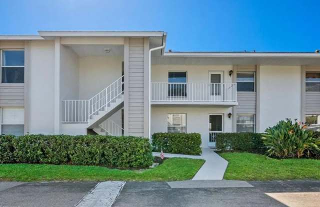 Charming 2 Bed 2 Bath Condo in Naples ** WAIVING MOVE IN FEE & CREDITING BACK APPLICATION FEES IF APPROVED ** Gallery 3
