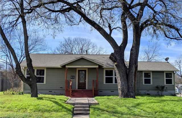 410 S Santa Clara Avenue - 410 South Santa Clara Avenue, New Braunfels, TX 78130