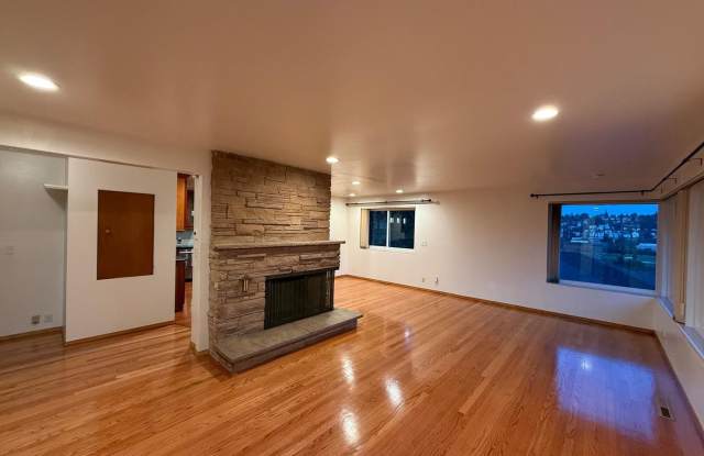 Beautiful 3-Bedroom Home in Prime Magnolia Location with Mt. Rainier Views! Gallery 3