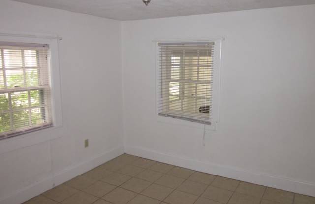 2 Bed/1 Bath Duplex Close to Campus on NW 11th Street Gallery 3