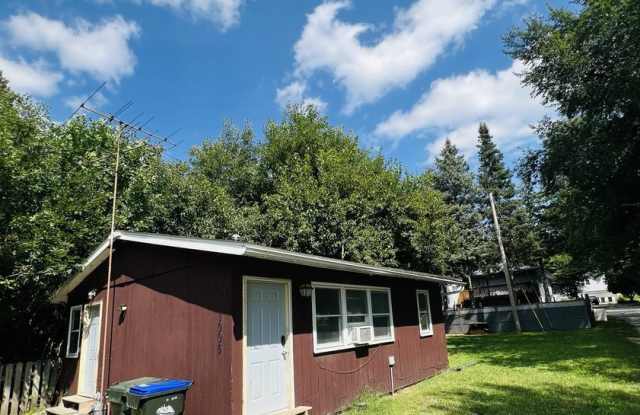 Charming 2-Bedroom Home Near Downtown Iowa City Gallery 1