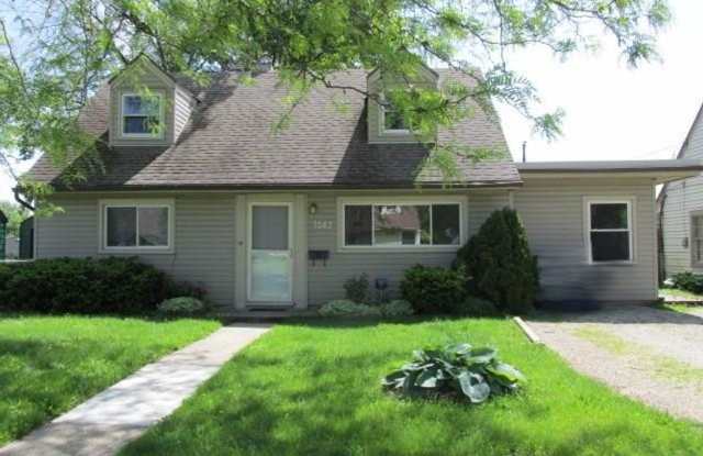 Great 4 bed 1.5 bath close to everything  just refurbished! photos photos