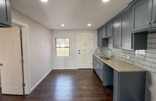 $500 OFF FIRST MONTHS RENT | Charming 3-Bed Near OU. photos photos