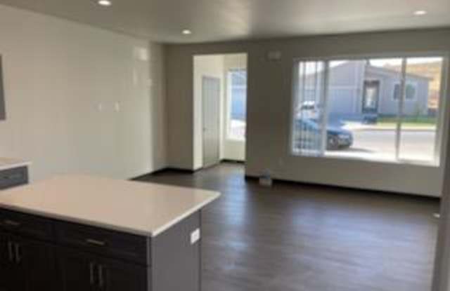 Modern design 3 bed, 2.5 bath duplex Available Now! Gallery 3