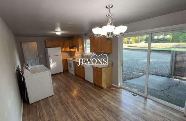 Kent 3BR Home with Washer & Dryer – Ready Now Gallery 3